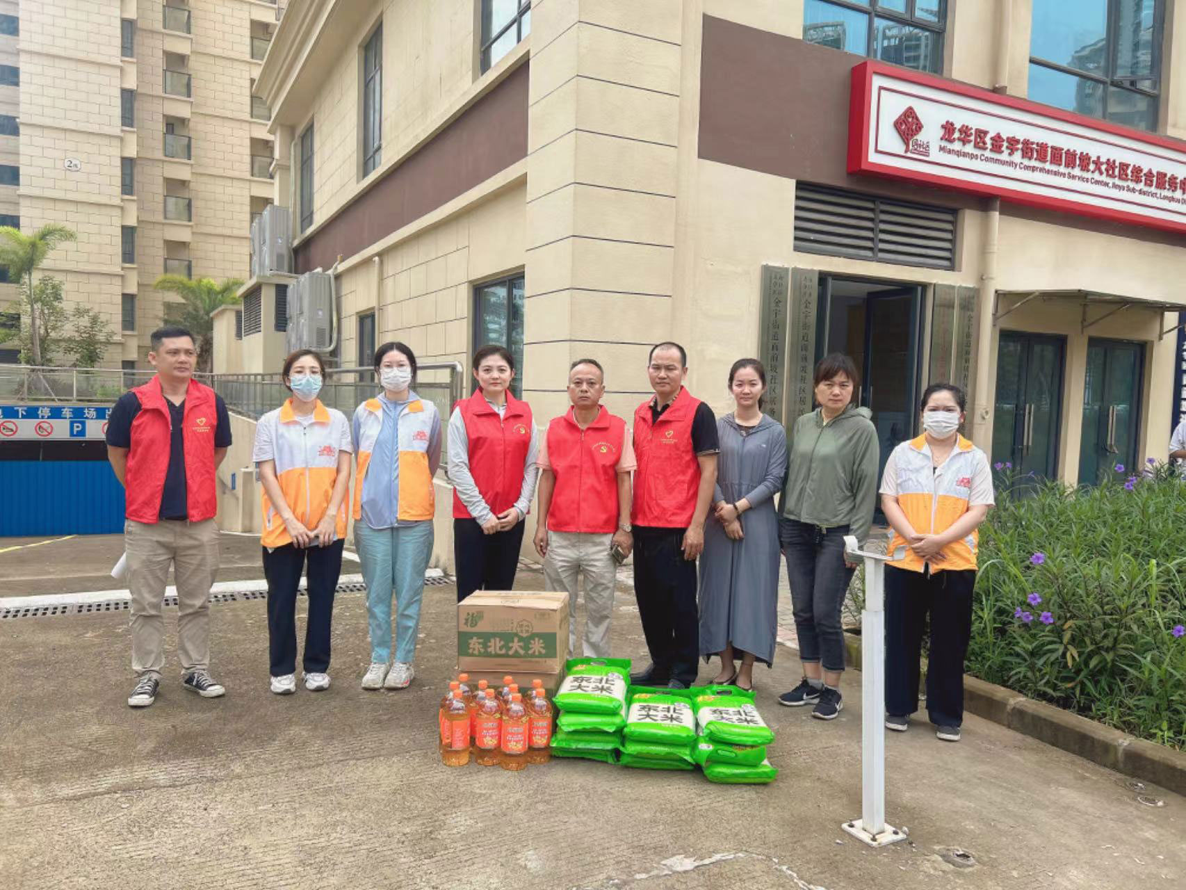 百雀物業(yè)黨支部進社區活動